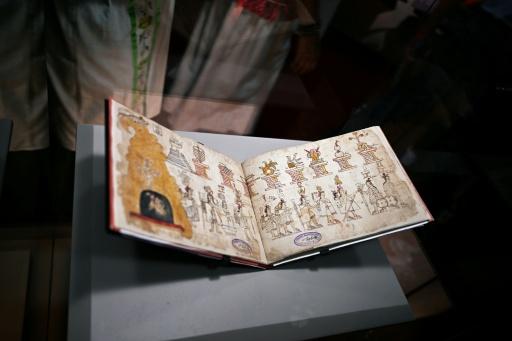 Fragmentos do Códice Azcatitlán, manuscrito emprestado pela França, exposto no México em 17 de setembro de 2026 — Carl de Souza / AFP