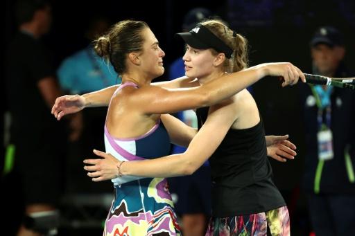 Aryna Sabalenka (izquierda) y Elena Rybakina se saludan tras la final del Abierto de Australia en 2023 — DAVID GRAY / AFP