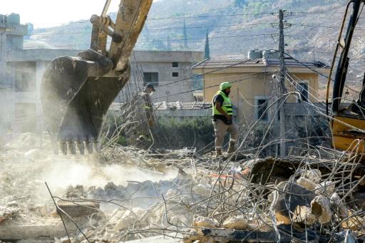 Une pelleteuse dégage les décombres lors que des secouristes recherchent des survivants après une frappe aérienne israélienne nocture sur le village de Kfar Remmane, dans le sud du Liban, le 7 septembre 2026 — MAHMOUD ZAYYAT / AFP